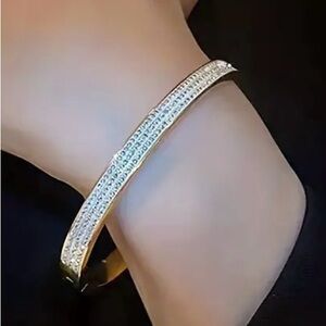 Stainless Steel Couple Bangle, Rhinestones
Decor Gypsophila Bangle